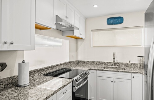 East Mesa Condo | Ocean-view condo in Santa Barbara steps to beach with pool & balcony