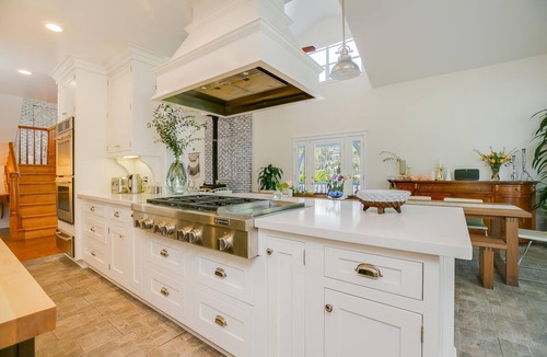 Ojai House | Ojai’s Modern Luxury Farmhouse Retreat on 10acres -Yoga Studio -hosts 16+