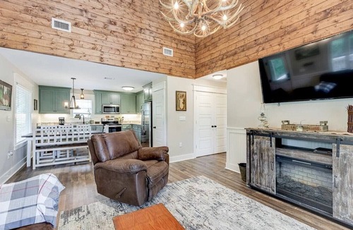 Collins Cabin | Okatoma River Cabin/Convenient Location