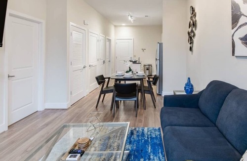 Old Town West Apartment | Old Town Alexandria ♥︎Outdoor Patio ♥︎ 4kTV ♥︎WIFI