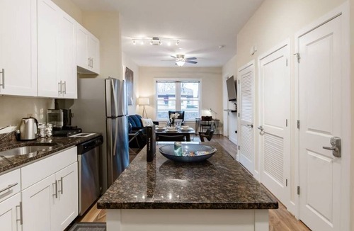 Old Town West Apartment | Old Town Alexandria ♥︎Outdoor Patio ♥︎ 4kTV ♥︎WIFI