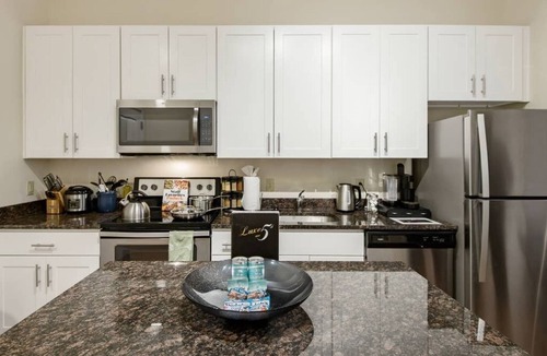 Old Town West Apartment | Old Town Alexandria ♥︎Outdoor Patio ♥︎ 4kTV ♥︎WIFI