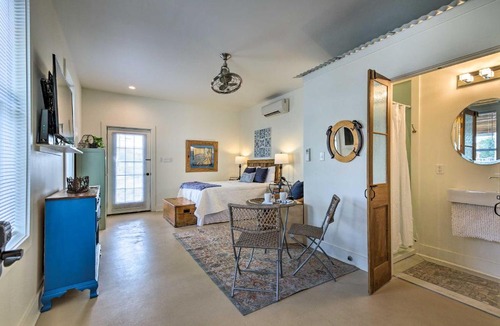 Old Town Apartment | Old Town Getaway, Walk to Shopping, Dining & Bay!