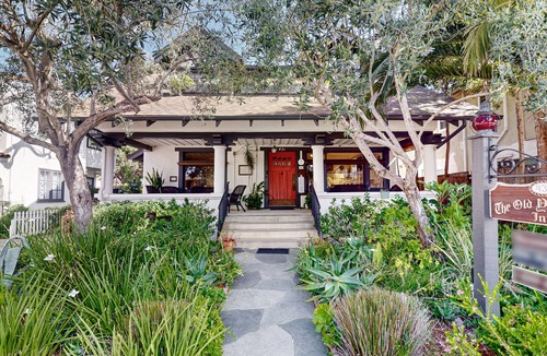 East Beach House | Old Yacht Club Inn All-Suite Getaway - 1 Block to East Beach, Walk Everywhere