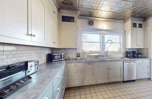 East Beach House | Old Yacht Club Inn All-Suite Getaway - 1 Block to East Beach, Walk Everywhere