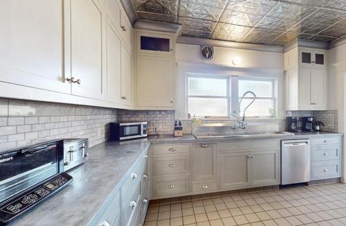 East Beach House | Old Yacht Club Inn