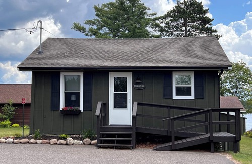 Eagle River Cabin | On the Eagle River Chain, Pier Slip, Kayaks, Wi-fi, AC, On Snowmobile Trail