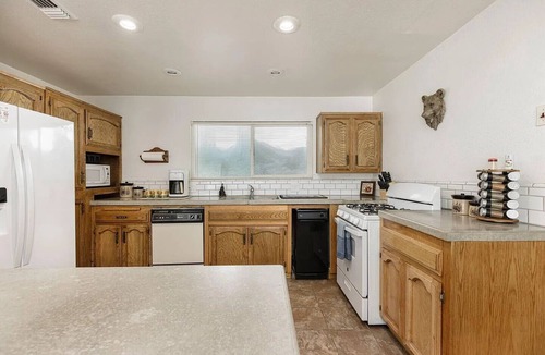 Ponderosa Cabin | One acre with a fire pit, kids play area, treehouse, zipline, pets welcome