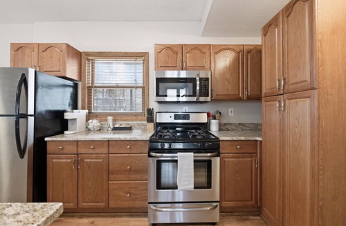Bryn Mawr House | Open Concept 2BR Near Downtown with 3 Beds Walk to Lakes, Parks & Trails