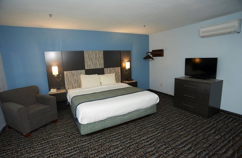 Sandwich Hotel | Open year round - Family friendly rooms - 5 minutes from beach area.