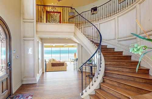 Mussel Shoals House | Opulent oceanfront house in Mussel Shoals with rooftop deck & retractable walls