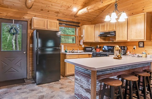 New Lisbon Cabin | Outdoorsy gem with WiFi, furnished porch, full kitchen & three ponds on-site