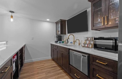 Ashwaubenon House | Pack Em Inn 2 – Walk to Lambeau & Titletown