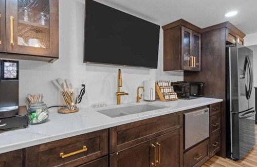 Ashwaubenon House | Pack Em Inn - 5 BR 5 BA - Spacious Entertainment