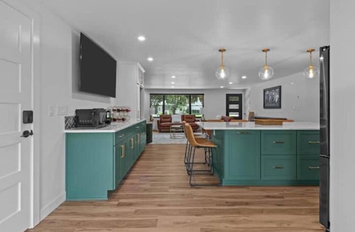 Ashwaubenon House | Pack Em Inn - 5 BR 5 BA - Spacious Entertainment