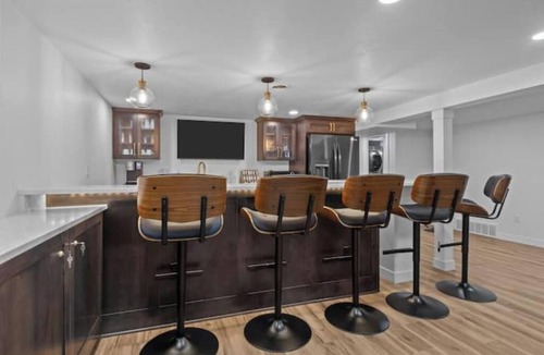 Ashwaubenon House | Pack Em Inn - 5 BR 5 BA - Spacious Entertainment