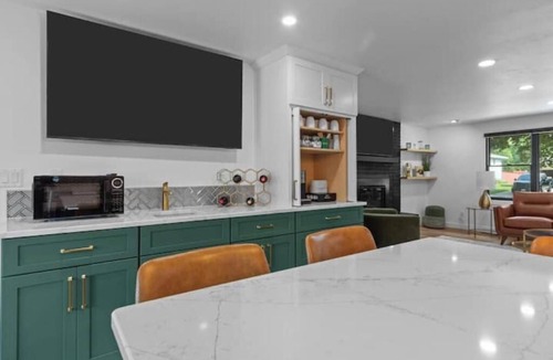 Ashwaubenon House | Pack Em Inn - 5 BR 5 BA - Spacious Entertainment