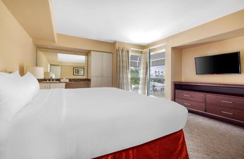 Indian Canyon Hotel | Palm Canyon Resort with fitness room, pools, kitchenette and spa!
