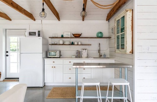 Fairhope House | Palmetto Carriage House - open and airy studio apartment close to everything!
