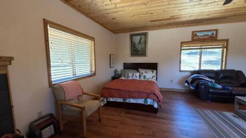 Inyokern House | Papa's Paradise Guesthouse