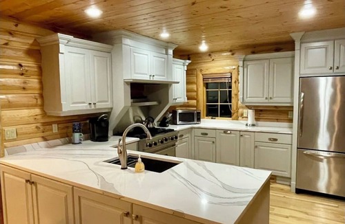 Eagle Harbor House | Paradise at Great Sand Bay -2-bedroom log house with AC, WiFi in Eagle Harbor
