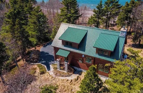 Eagle Harbor House | Paradise at Great Sand Bay -2-bedroom log house with AC, WiFi in Eagle Harbor