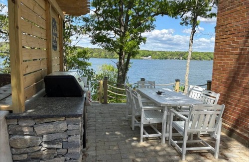 Bourne House | Paradise View Getaway - 4BR2BA - Stunning Lakeview