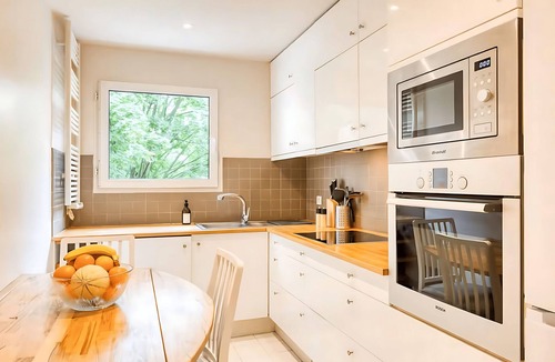 Chaussee-d'Antin Apartment | PARISIAN LIVING IN LE MARAIS: SPACIOUS FAMILY APARTMENT WITH GARDEN VIEW - 3 BED