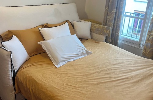 Ternes Apartment | Party of 6! Arc de Triomphe