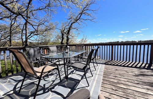 Clear Lake Cabin | Peaceful 3-bedroom lake house on quiet cul-de-sac