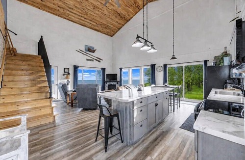 Oconto House | Peaceful Cobalt Cottage on the Bay in Oconto