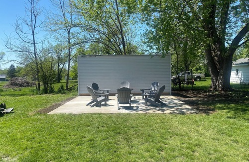 Cedar Rapids House | Peaceful Country Retreat/Game Room/5 Guests/Adirondack Chairs and Fire Table