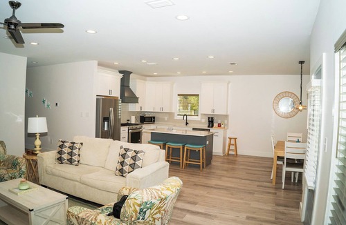 Oak House | Peaceful & Cozy house in Gulf shores. Five Stars!