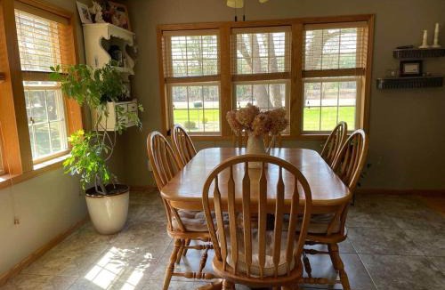 Holcombe House | Peaceful Escape few blocks to Lake Holcombe & lakeside Music