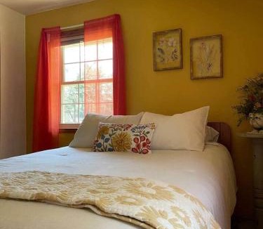 Holcombe House | Peaceful Escape few blocks to Lake Holcombe & lakeside Music
