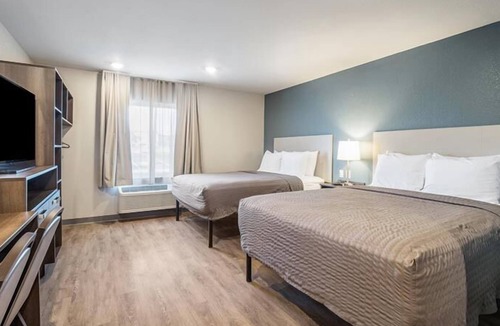 Bellflower Hotel | Peaceful Getaway in Bellflower! 3 Relaxing Units, Pets Allowed, Kitchen!