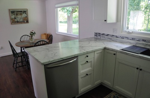 Howards Grove House | Peaceful Home Base: Comfy Beds: Road America, Golf & Lake Michigan