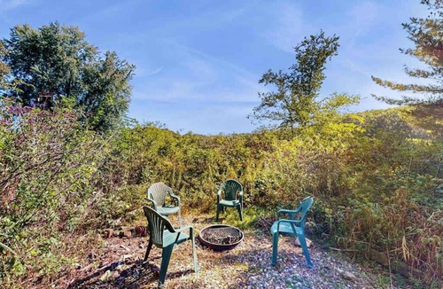 Oxford House | Peaceful lakeside retreat with prairie views, fire pit, grill, kayaks & canoe