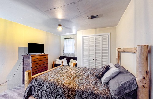 Magnolia Other | Peaceful retreat with ponds, canoe, paddle board, pool table, firepit, & grill