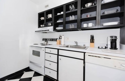 West End Apartment | Perfect DC Stay | Full Kitchen + Wi-Fi | Walk to National Monuments & Georgetown
