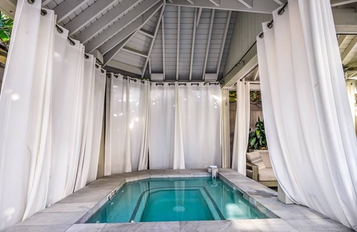 Irish Channel Apartment | Perfect Escape in Downtown W/ Shared Hot Tub, Steam Rooms, Sun Deck & Fast WiFi!