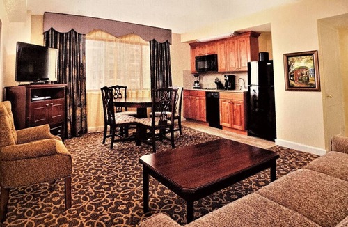 Faubourg Livaudais Resort | Perfect for Mardi Gras Charming 1-bedroom suite on St Charles in Garden District