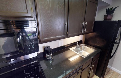 Brea Hotel | Pet-Friendly 1BR Suite w/Full Kitchen & Pool | 3 mi to Redwood Grove Trail