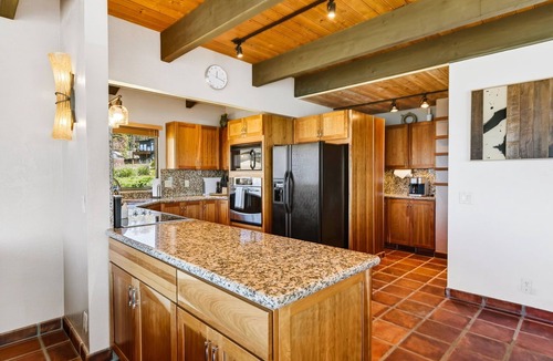 Gualala House | Pet-Friendly Designer Oceanfront 3B House with King Beds & Hot Tub & Outdoor Kit