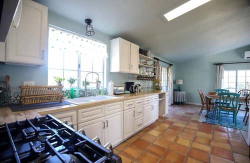 Rainbow CDP Cottage | Pet Friendly Fantastic Secluded Cottage with Hot-tub in Rainbow, California