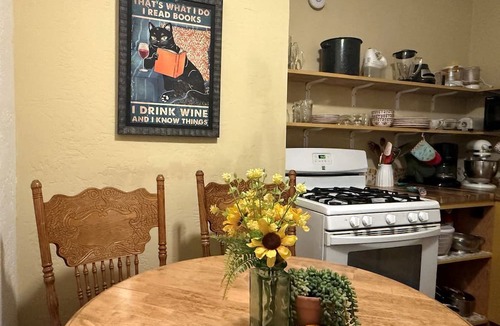 Rainbow CDP Cottage | Pet Friendly Fantastic Cottage with Hot-tub in Rainbow, California