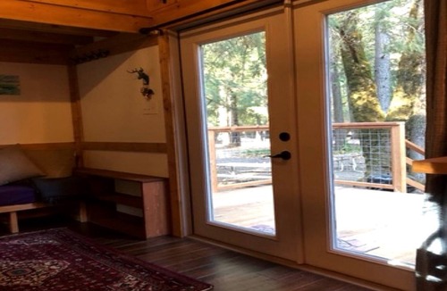 Cobb Cabin | Pet Friendly Tiny House for Glamping in California Woodlands