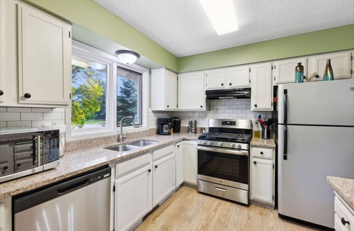 Woodbury House | Pet-Friendly Woodbury Home Near Downtown St. Paul