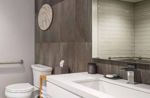 Logan Square Hotel | Philly Skyline Stay with Rooftop Pool + Kitchen