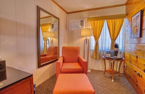 Kernville Hotel | Piazza's Pine Cone Inn